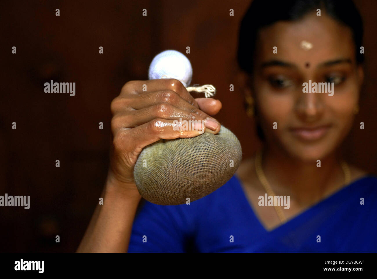 La donna la preparazione di un trattamento di Kizhi al Somatheram Ayurvedic Health Resort, Kerala, India del Sud, India, Asia Foto Stock