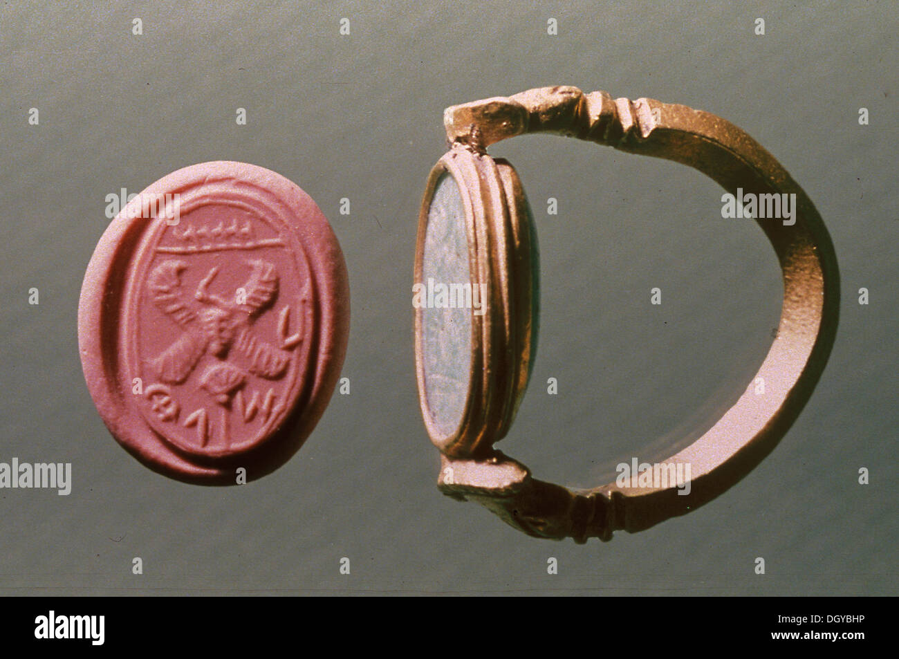 5703. Signet ring con impressione, 8th. C. BC. Questo tipo di anelli sono stati utilizzati dal re e importanti funzionari per imprimere la loro firma in bullae di argilla che erano la tenuta dei documenti pergamenacei. Le lettere ebraiche leggere "Safat" spesso un israeliano menzionati Foto Stock