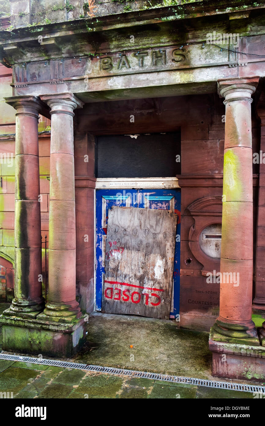 Porta di ingresso al chiuso derelitti piscina pubblica Whitehaven Cumbria Regno Unito Foto Stock