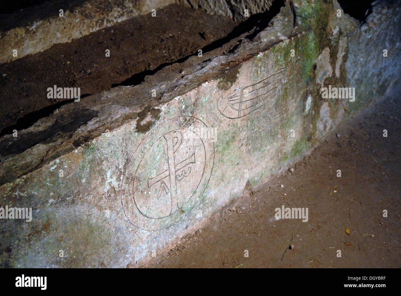 Cristo monogramma XP o Chi Rho monogramma, antico simbolo di Cristo, le catacombe, Siracusa, Sicilia, Italia, Europa Foto Stock