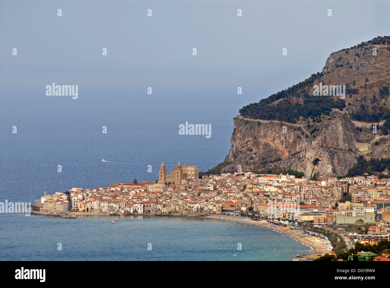 Medievale città di mare ai piedi della Rocca di Cefalu scogliere calcaree, Cefalù, Palermo, Sicilia, Italia, Europa Foto Stock