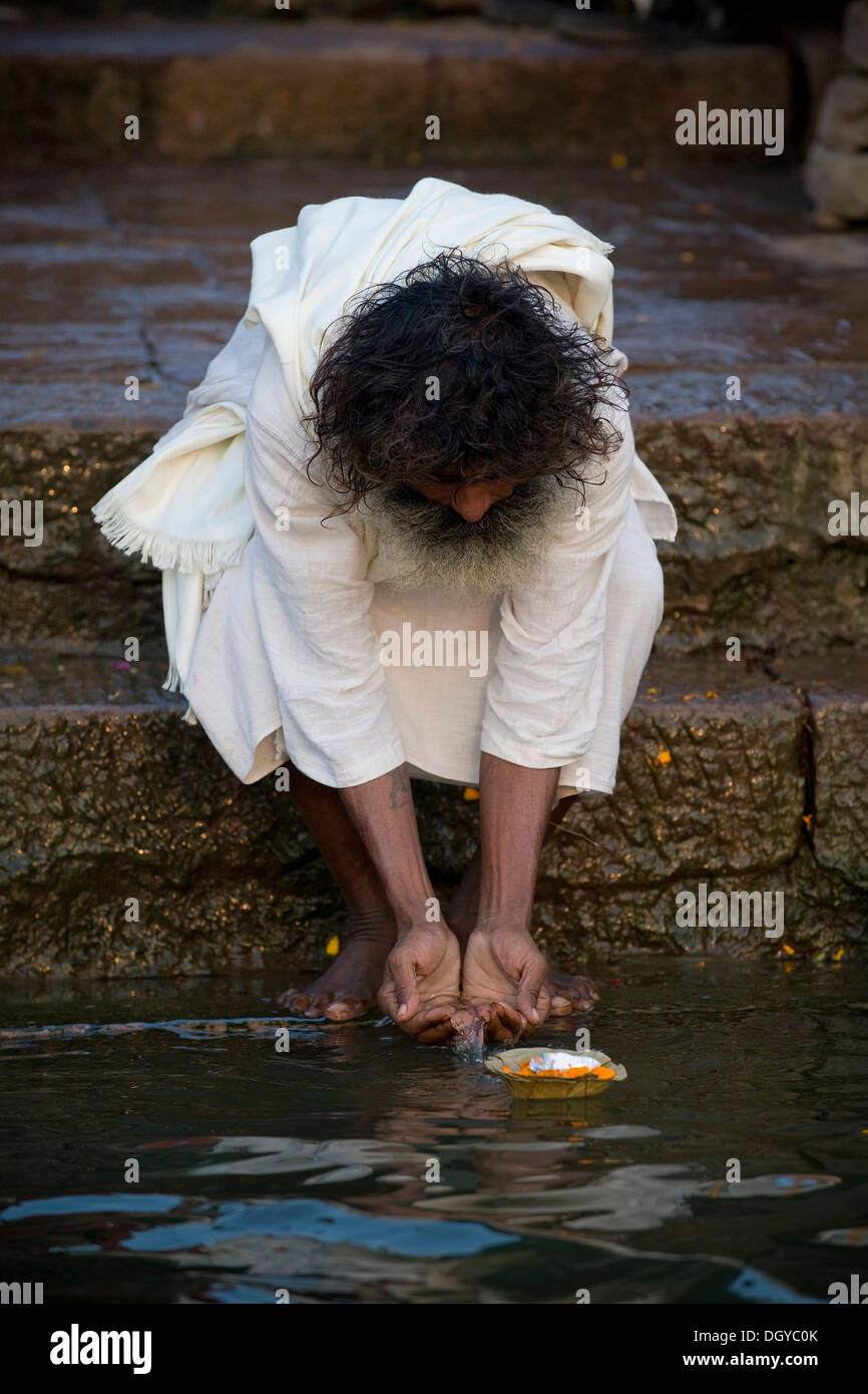 Uomo indù in preghiera mattutina puja, fiume Gange, Varanasi, Uttar Pradesh, India, Asia Foto Stock