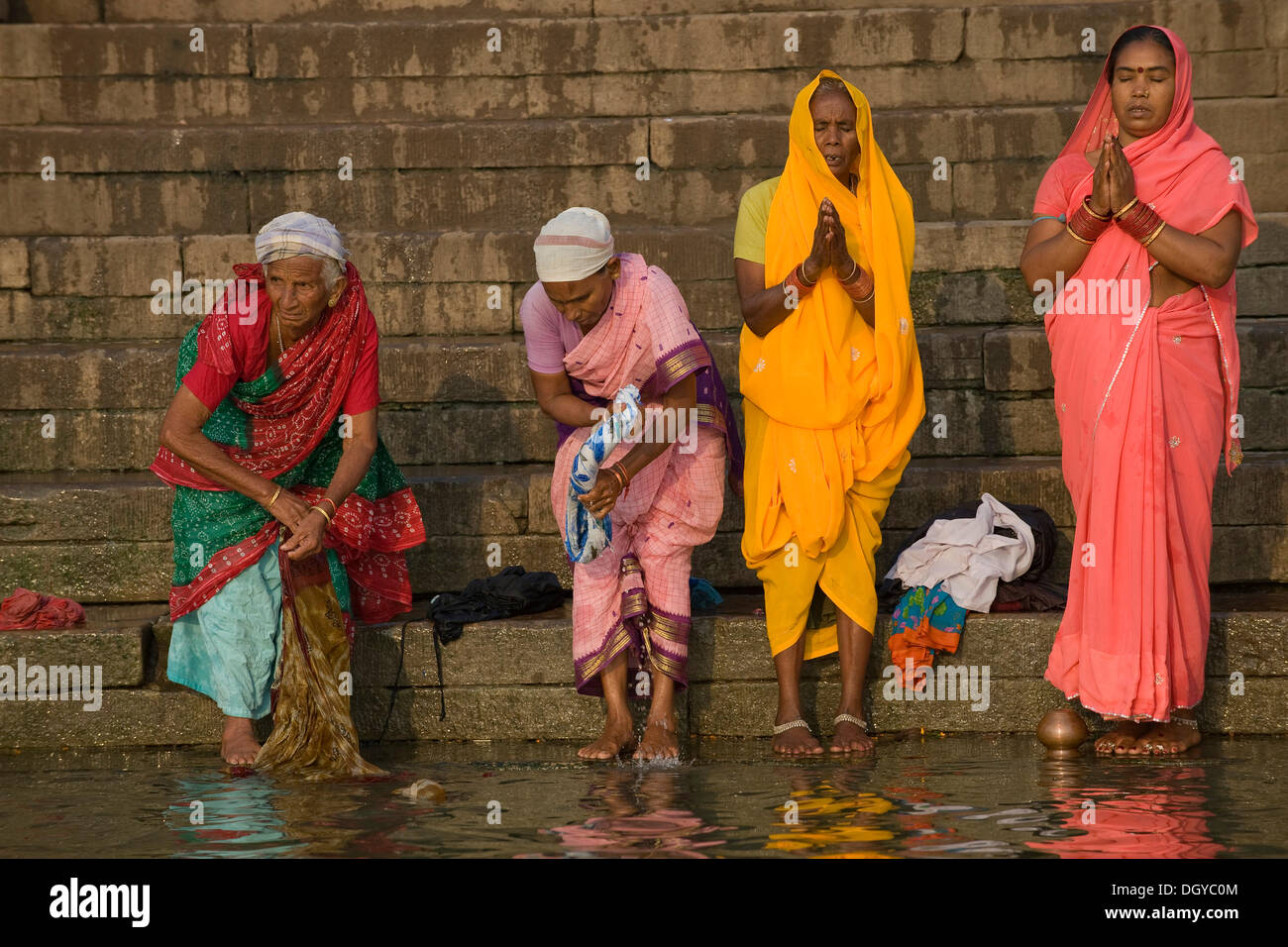 Le donne al mattino indù preghiera puja, fiume Gange, Varanasi, Uttar Pradesh, India, Asia Foto Stock