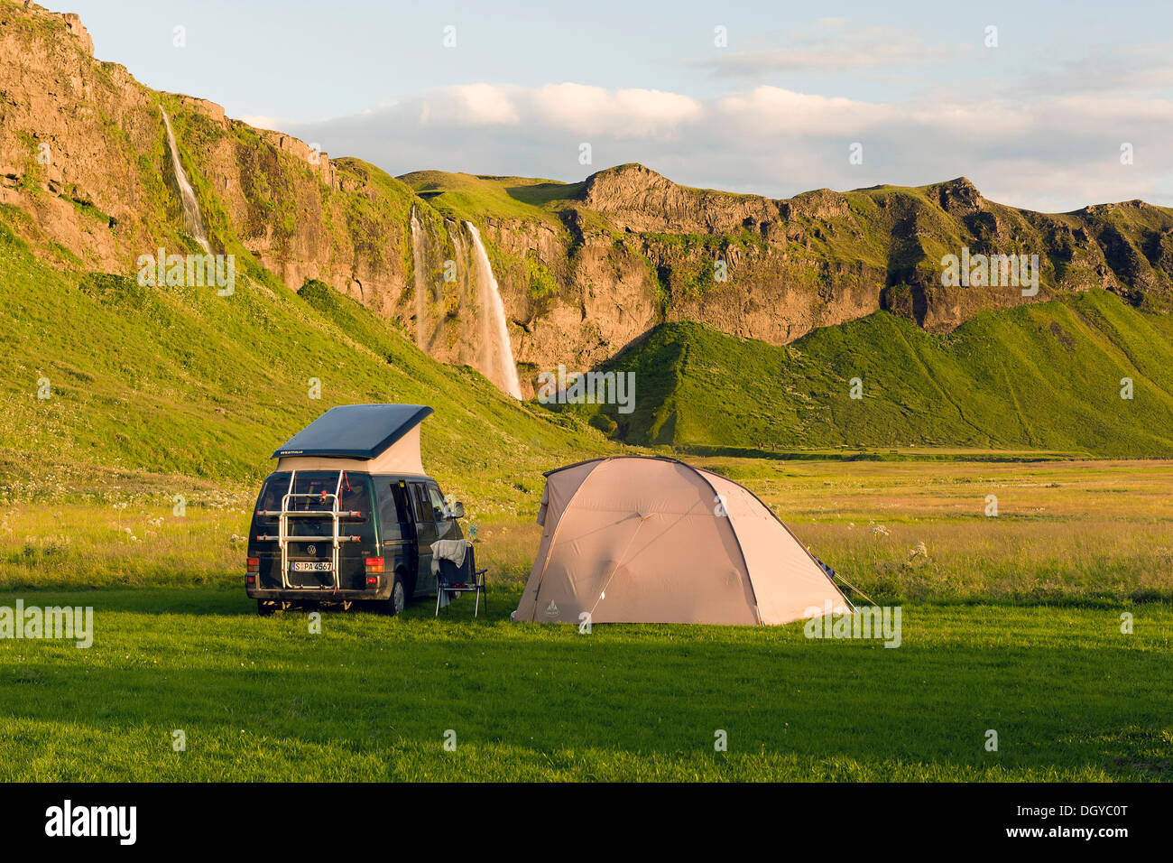 Campeggio a cascata Seljalandsfoss, sud dell'Islanda, Europa Foto Stock