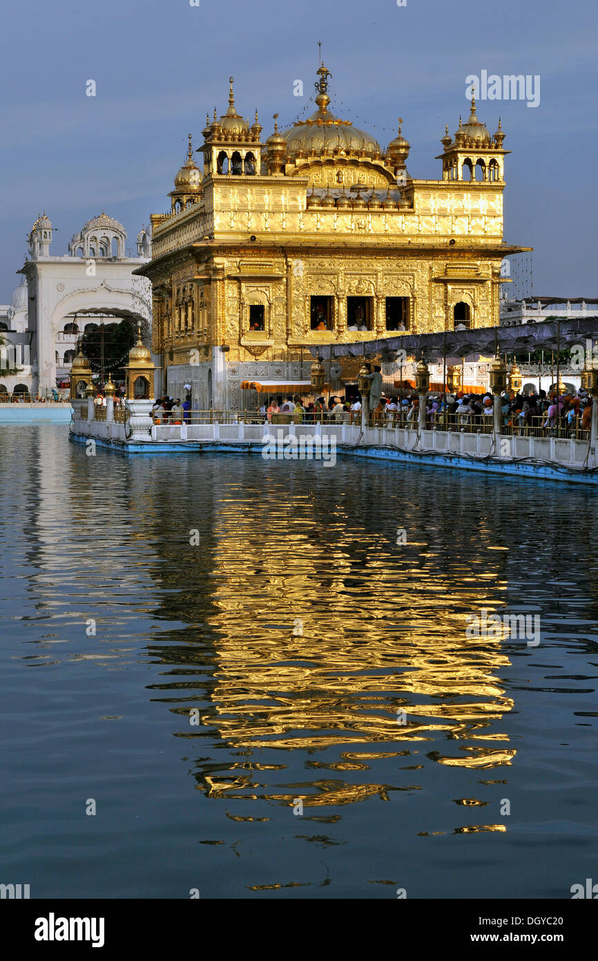 La religione sikh santuario Harmandir Sahib o Tempio d'oro nell'Amrit Sagar, lago di nettare, Amritsar Punjab, Nord India, India, Asia Foto Stock
