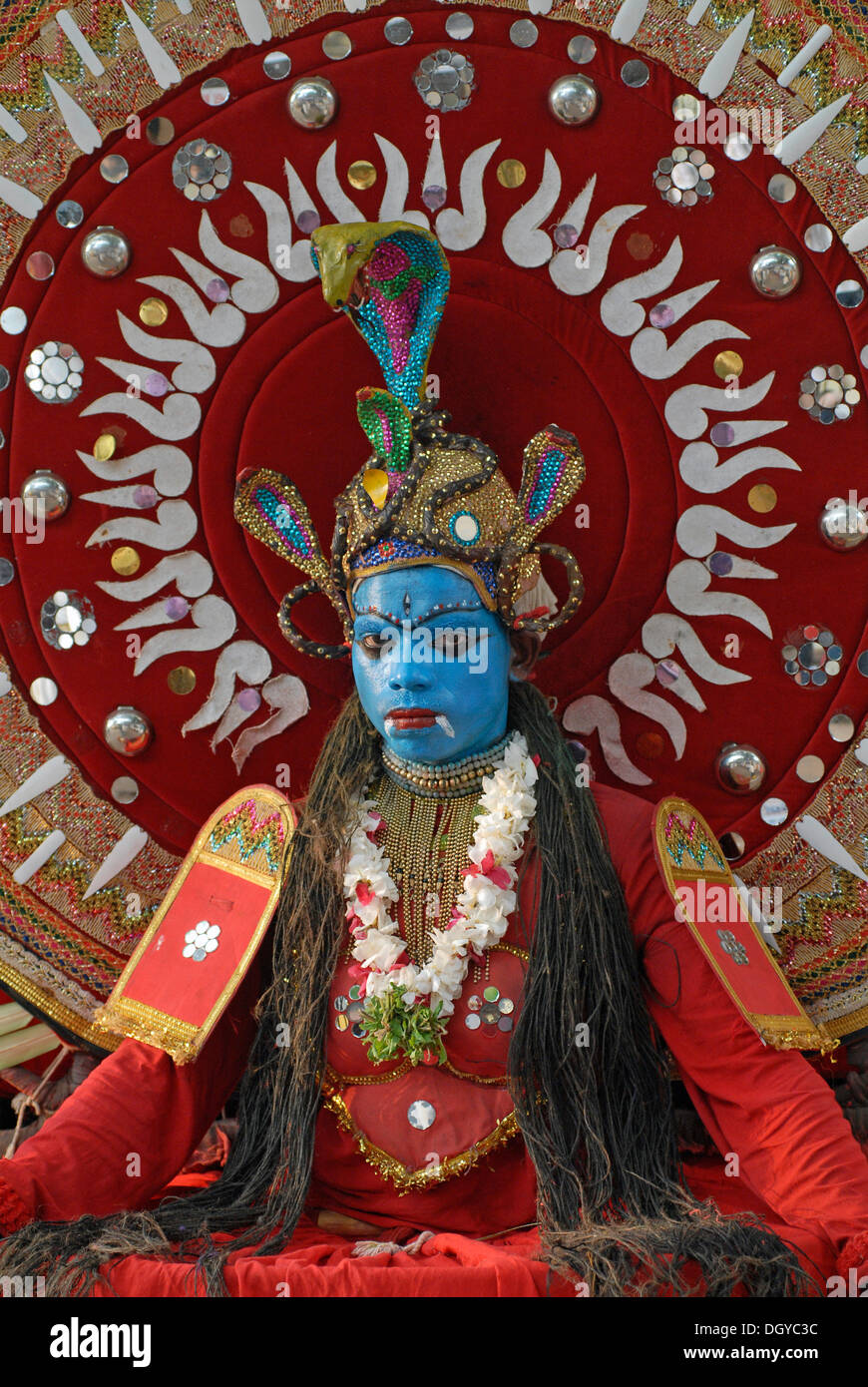 Uomo vestito come Nilakantha o dio Shiva, Varkala Kerala, India del Sud, India, Asia Foto Stock