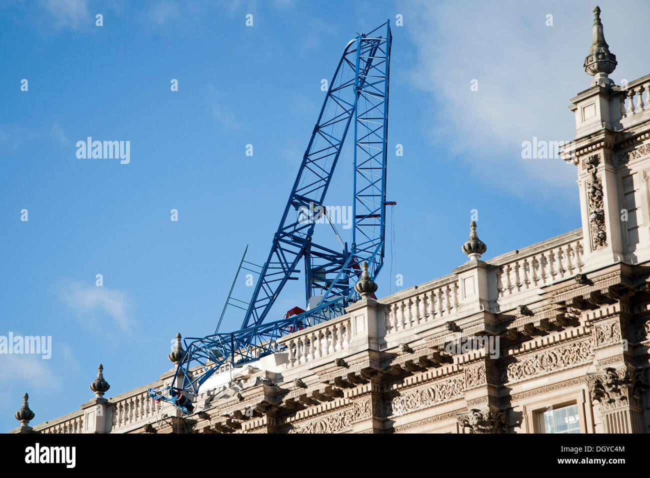 Whitehall, Londra, Regno Unito. 28 ott 2013. Gru collassa in sul tetto del Cabinet Office in Whitehall a causa della tempesta.La tempesta, denominato St Jude, ha portato la windiest meteo a colpire il Regno Unito dal 1987. Credito: Pete Maclaine/Alamy Live News Foto Stock