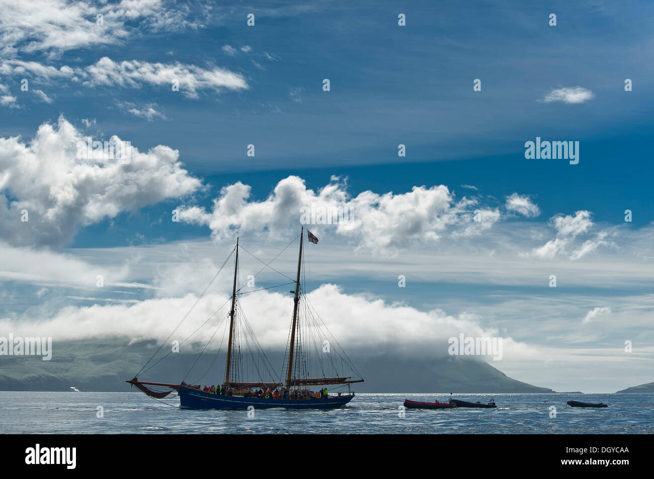 Nave a vela, Norðlýsið, vicino Hestur, Isole Faerøer, Atlantico del Nord Foto Stock