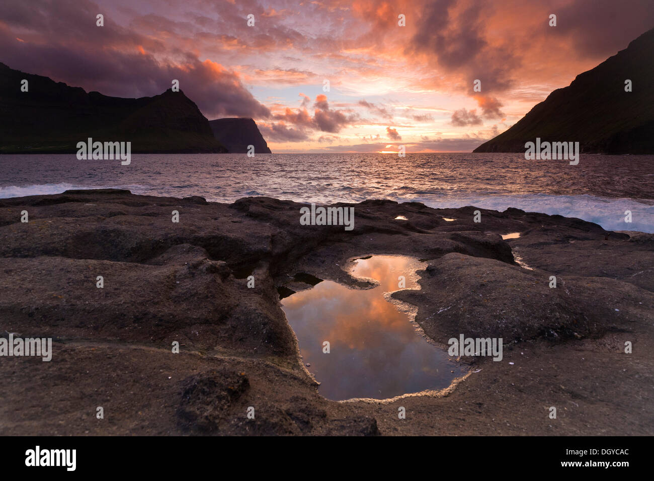 Costa, tramonto, Viðareiði, Viðoy, Isole Faerøer, Atlantico del Nord Foto Stock