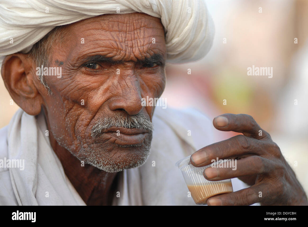 L'uomo bere il tè o chai, Ram Devra pellegrinaggio, Ram Devra, deserto di Thar, a Pokaran o Pokhran, Rajasthan, Nord India, India Foto Stock