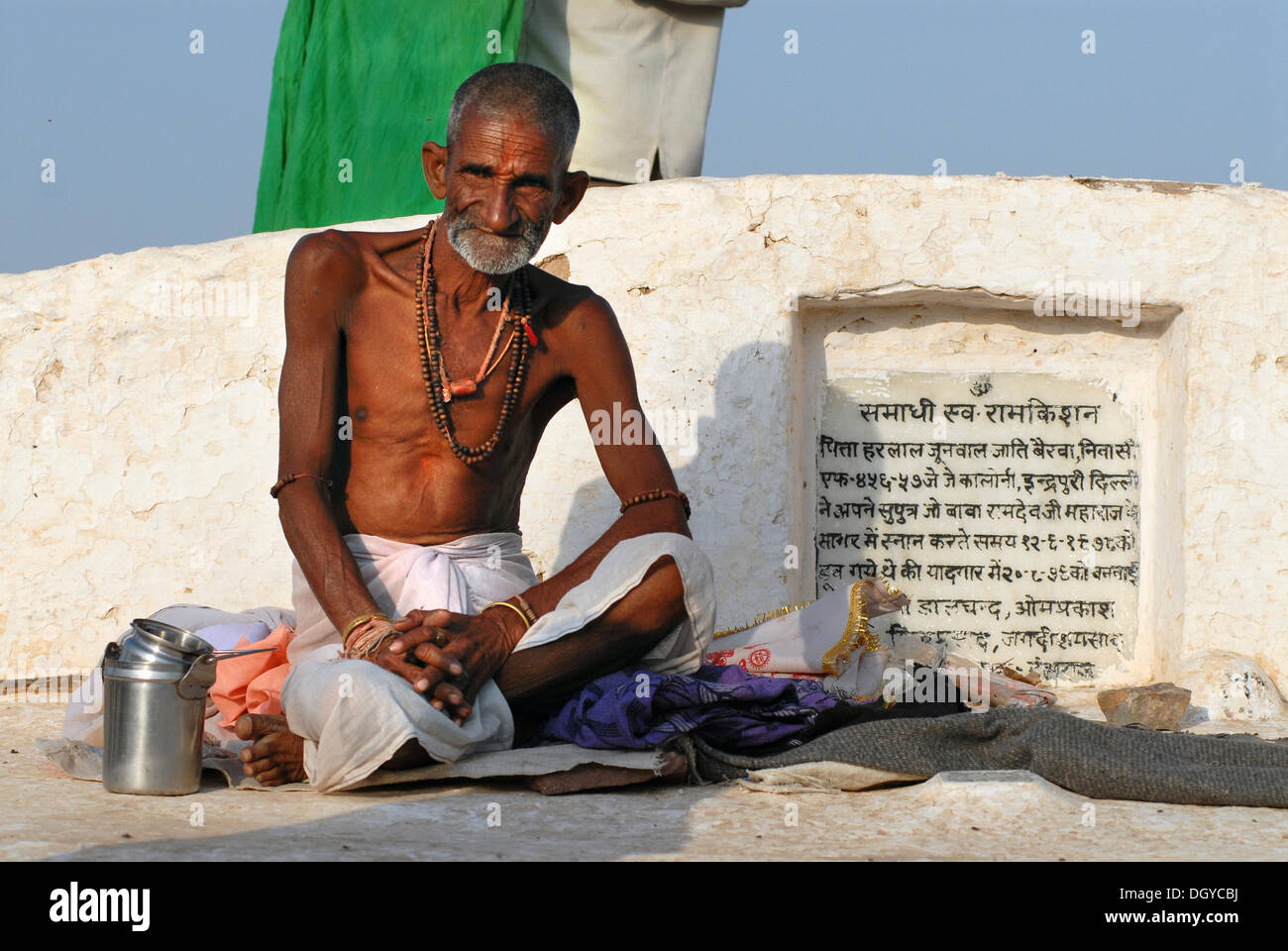Ram Devra pellegrino, Ram Devra, deserto di Thar, a Pokaran o Pokhran, Rajasthan, Nord India, India, Asia Foto Stock