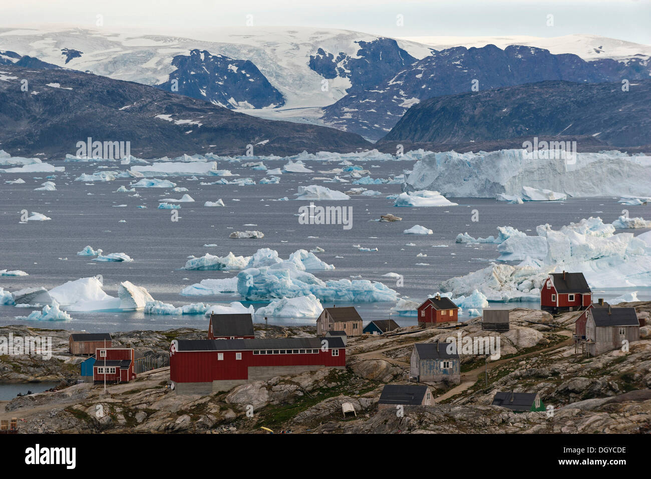 Insediamento Inuit di Tiniteqilaaq, Sermilik Fjord, est della Groenlandia, Groenlandia Foto Stock