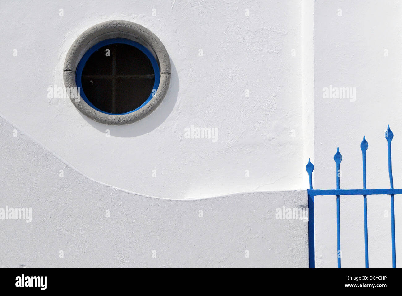 Facciata di una casa bianca con un recinto di blu, Panarea, Isole Eolie o Lipari Isole, Sicilia, Italia meridionale, Italia Foto Stock
