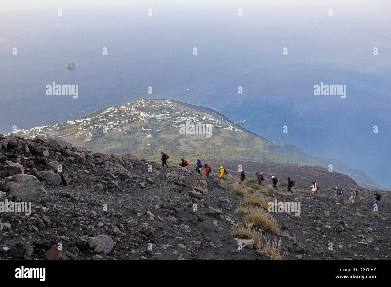 Gruppo turistico escursione al cratere del Monte Stromboli, l'isola vulcanica di Stromboli e le Isole Eolie o Lipari Isole di Sicilia Foto Stock