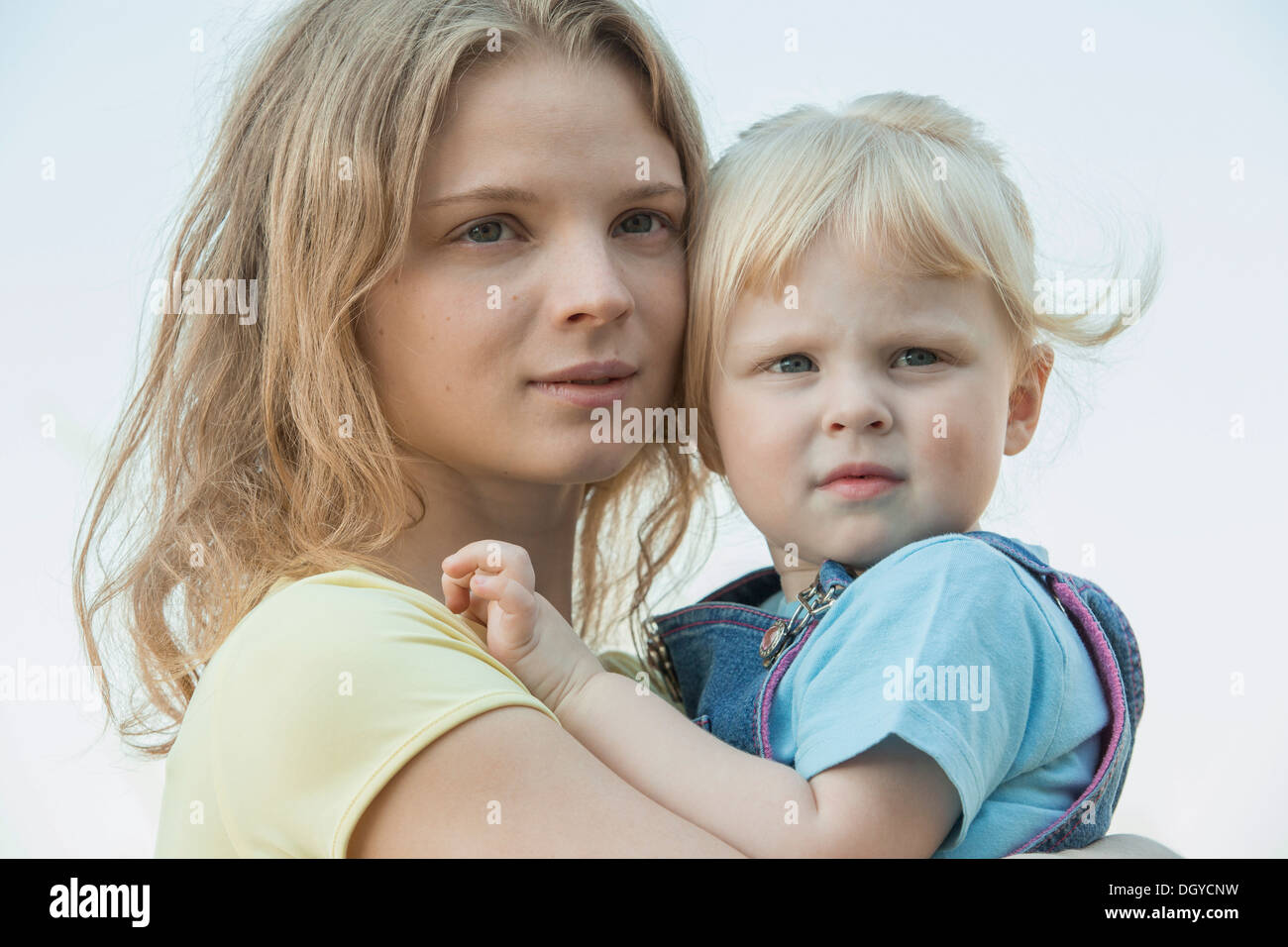 Madre e figlia guancia a guancia Foto Stock