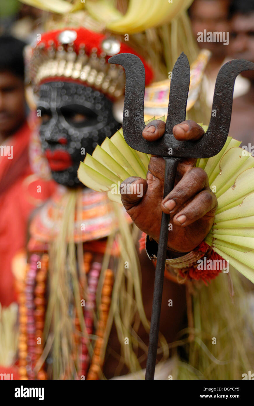 Theyyam giocatore durante un rituale, vicino Kasargod, Nord Kerala, India del Sud, Asia Foto Stock