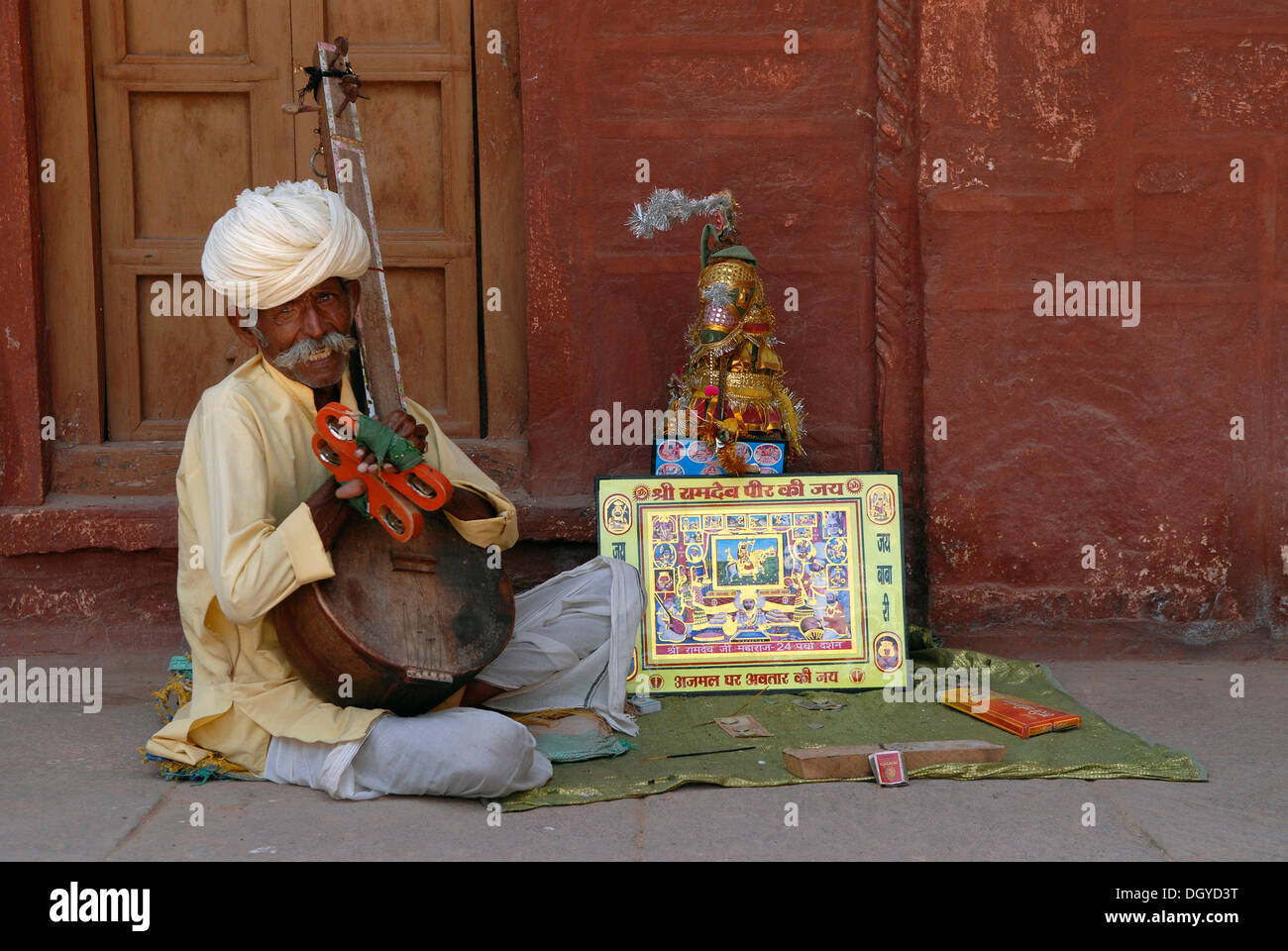 Musicista l adorazione del santo Devra Ram, Fort Pokaran, Pokaran, Rajasthan, Nord India, India, Asia Foto Stock