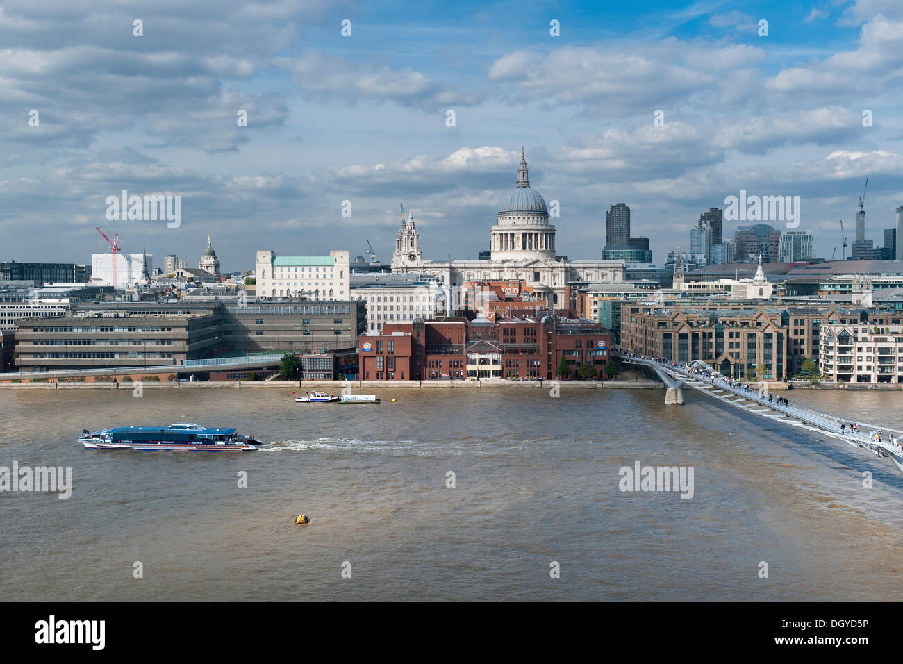 Il fiume Tamigi e il Millennium Bridge, la Cattedrale di St Paul, Londra, Inghilterra, Regno Unito, Europa Foto Stock