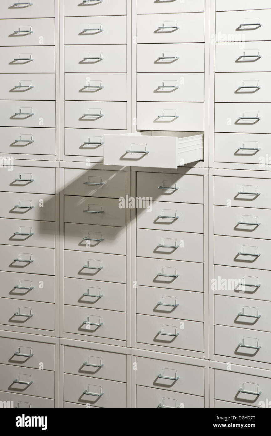 Un cabinet bianco di cassetti con un cassetto aperto Foto Stock