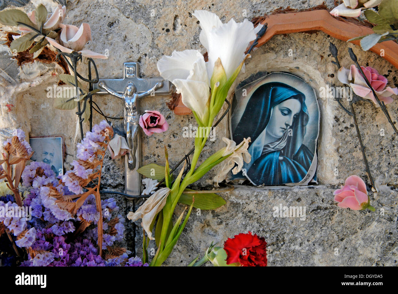 Immagine di una Madonna e fiori su una tomba di pietra, cimitero, Nebrodi mountain range, Sicilia, Italia meridionale, Italia, Europa Foto Stock