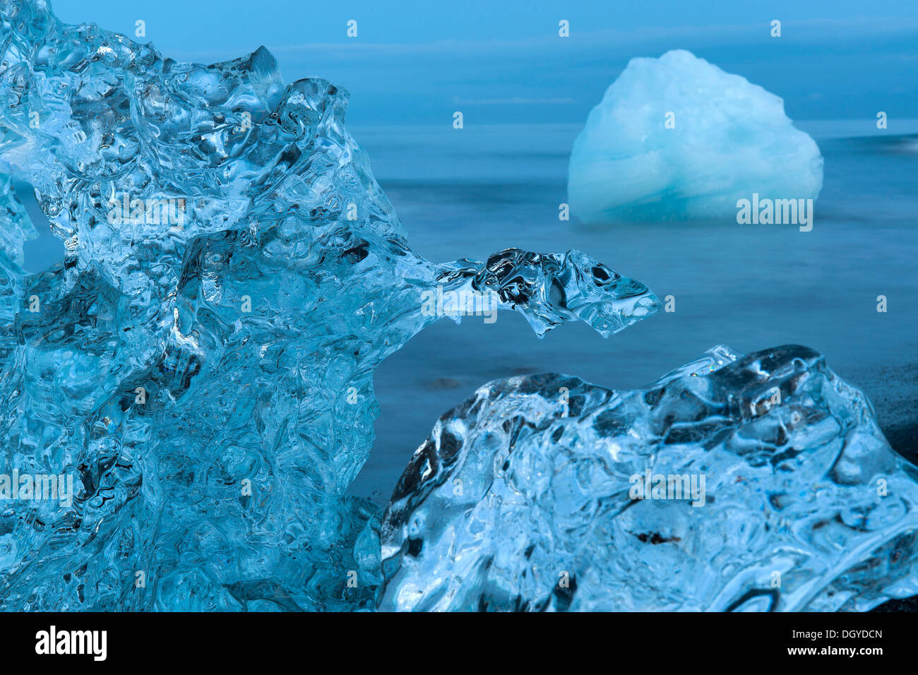 La fusione del ghiaccio sulla spiaggia, Joekulsárlón laguna glaciale, a sud dell'Islanda, Islanda, Europa Foto Stock