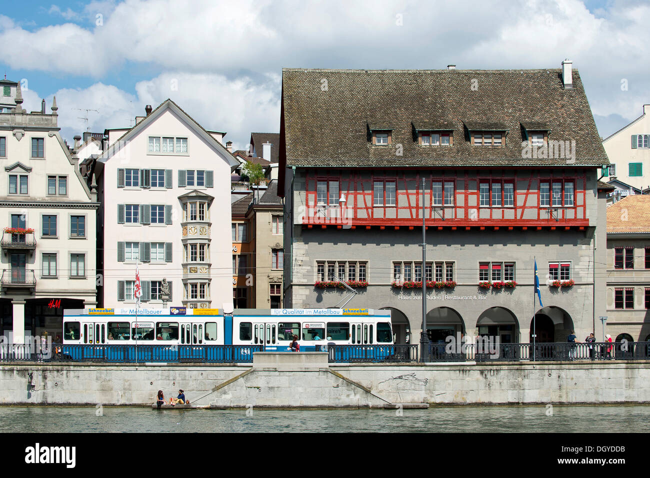 Tram, Limmat, Limmatquai con la gilda casa 'Zum Rueden', la città vecchia di Zurigo, il Cantone di Zurigo, Svizzera, Europa Foto Stock