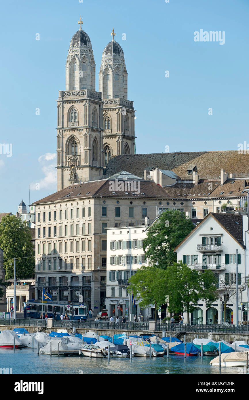 Vista del fiume Limmat, la Limmat Quai quay e chiesa Grossmuenster, Zurigo, Svizzera, Europa Foto Stock