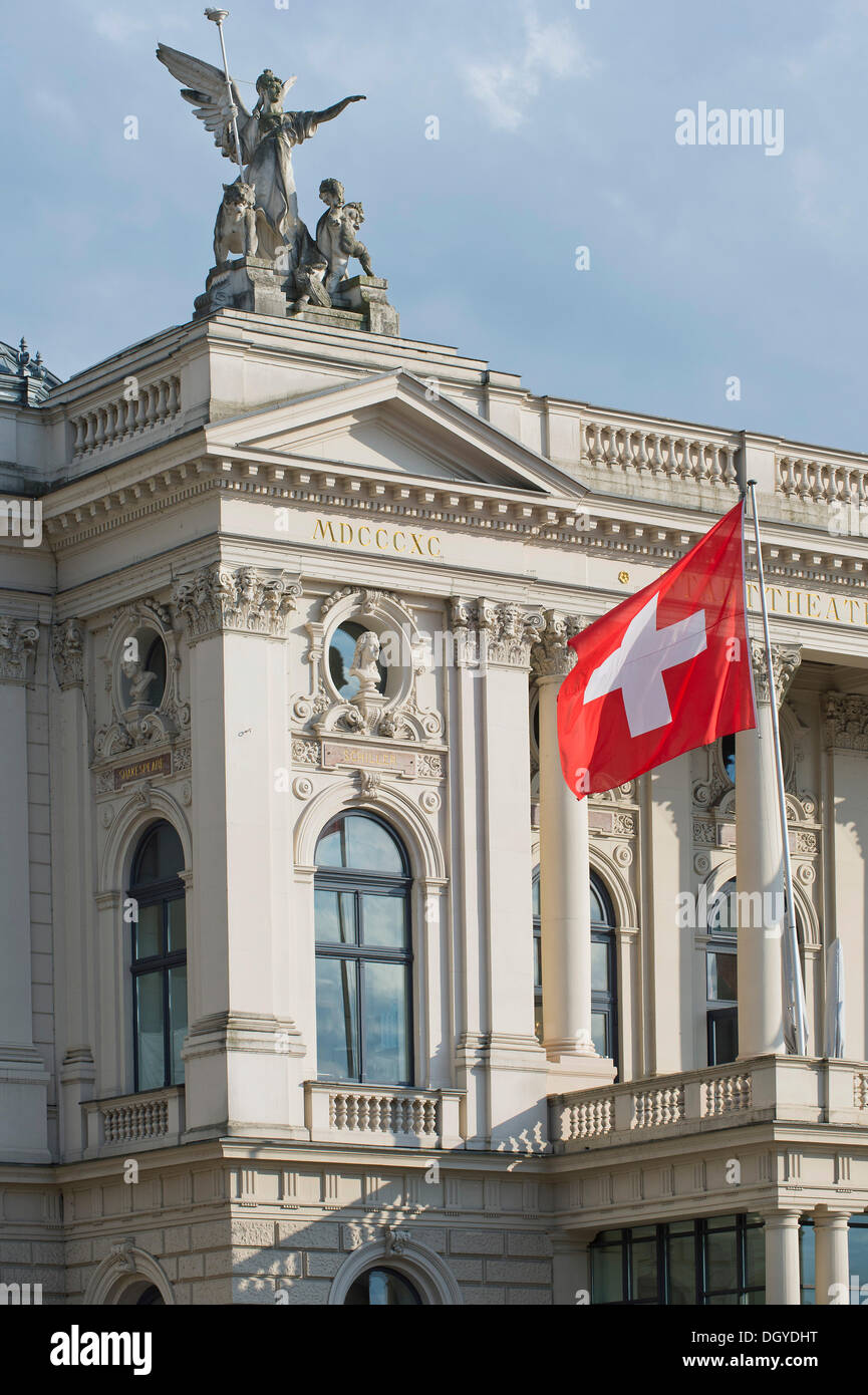Bandiera svizzera, Opernhaus di Zurigo, Svizzera, Europa Foto Stock