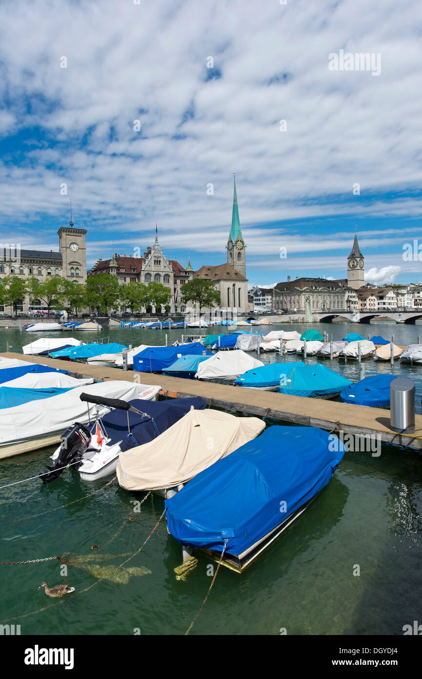 Barche sul fiume Limmat, quartiere storico di Zurigo con l abbazia di Fraumuenster e Chiesa di San Pietro, Limmatquai quay, Zurigo Foto Stock