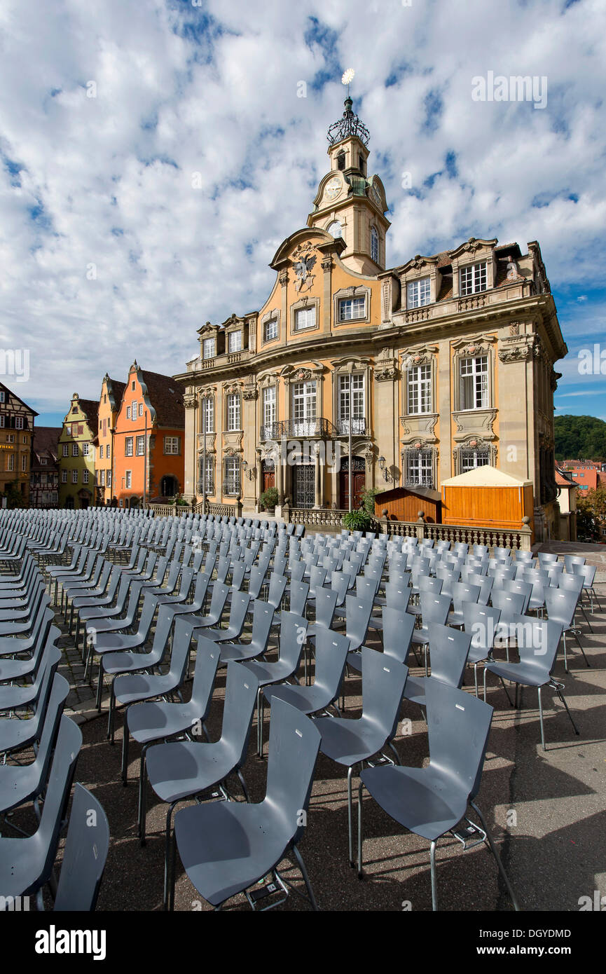 Sedie in fila sulla piazza del mercato, open-air Theatre, il municipio, il quartiere storico di Schwaebisch Hall, Hohenlohe regione Foto Stock