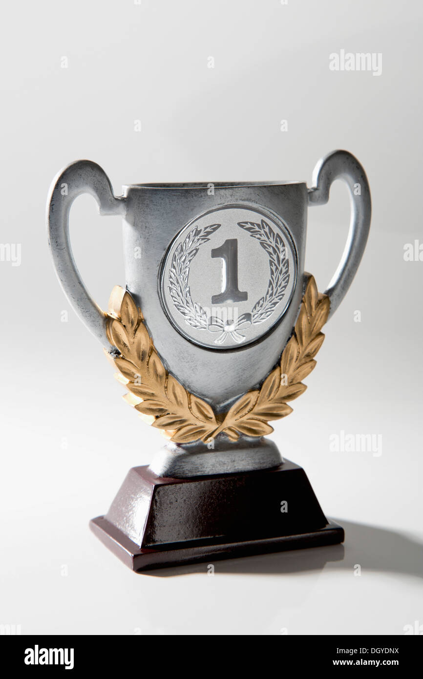 Un argento primo posto del trofeo con oro corona di alloro abbellimento Foto Stock
