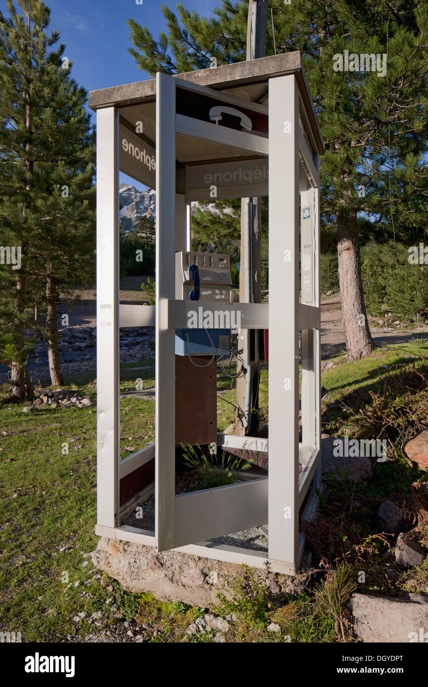 Una cabina telefonica in una postazione remota in natura Foto Stock