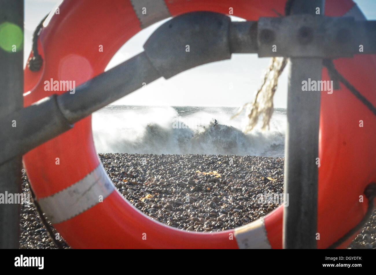 Sandgate, Kent, Regno Unito. 28 ott 2013. Elevata forza dei venti della st Jude tempesta colpisce il britannico della costa meridionale nelle prime ore di lunedì mattina. Sandgate, Kent, Regno Unito. Lunedì 28 Ottobre 2013. La tempesta, denominato St Jude, ha portato la windiest meteo a colpire il Regno Unito dal 1987. Credito: Kevin Bennett/Alamy Live News Foto Stock