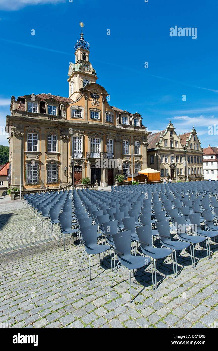 Town Hall, sedie in fila sulla Marktplatz square, open-air theatre, quartiere storico di Schwaebisch Hall, Hohenlohe regione Foto Stock