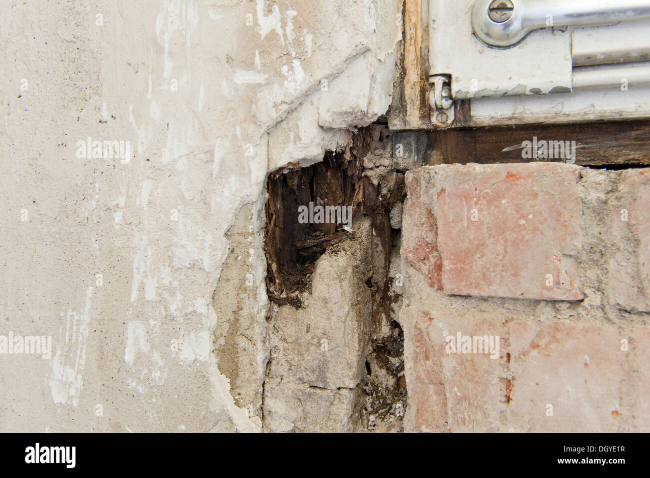 Parzialmente decomporsi fascio, in mattoni e una finestra di un vecchio edificio in bisogno di un rinnovo, Stoccarda, Baden-Wuerttemberg Foto Stock