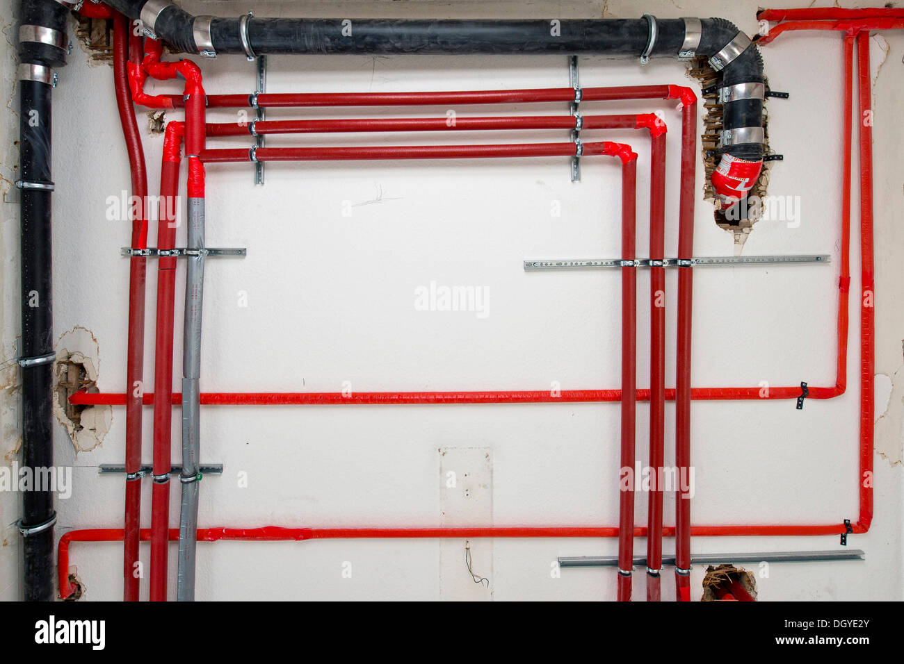 Recentemente installati tubi di riscaldamento, svuotare le tubazioni e tubi di acqua sul soffitto in un vecchio edificio, Stoccarda, Baden-Wuerttemberg Foto Stock