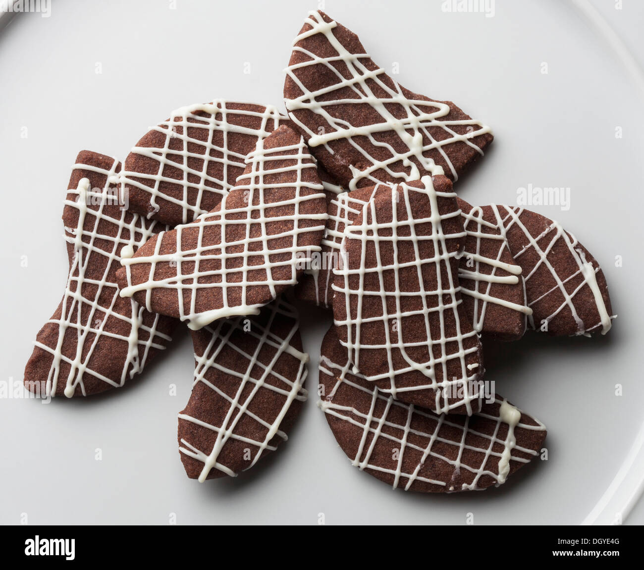 Biscotti al cioccolato con glassa pioggerella Foto Stock