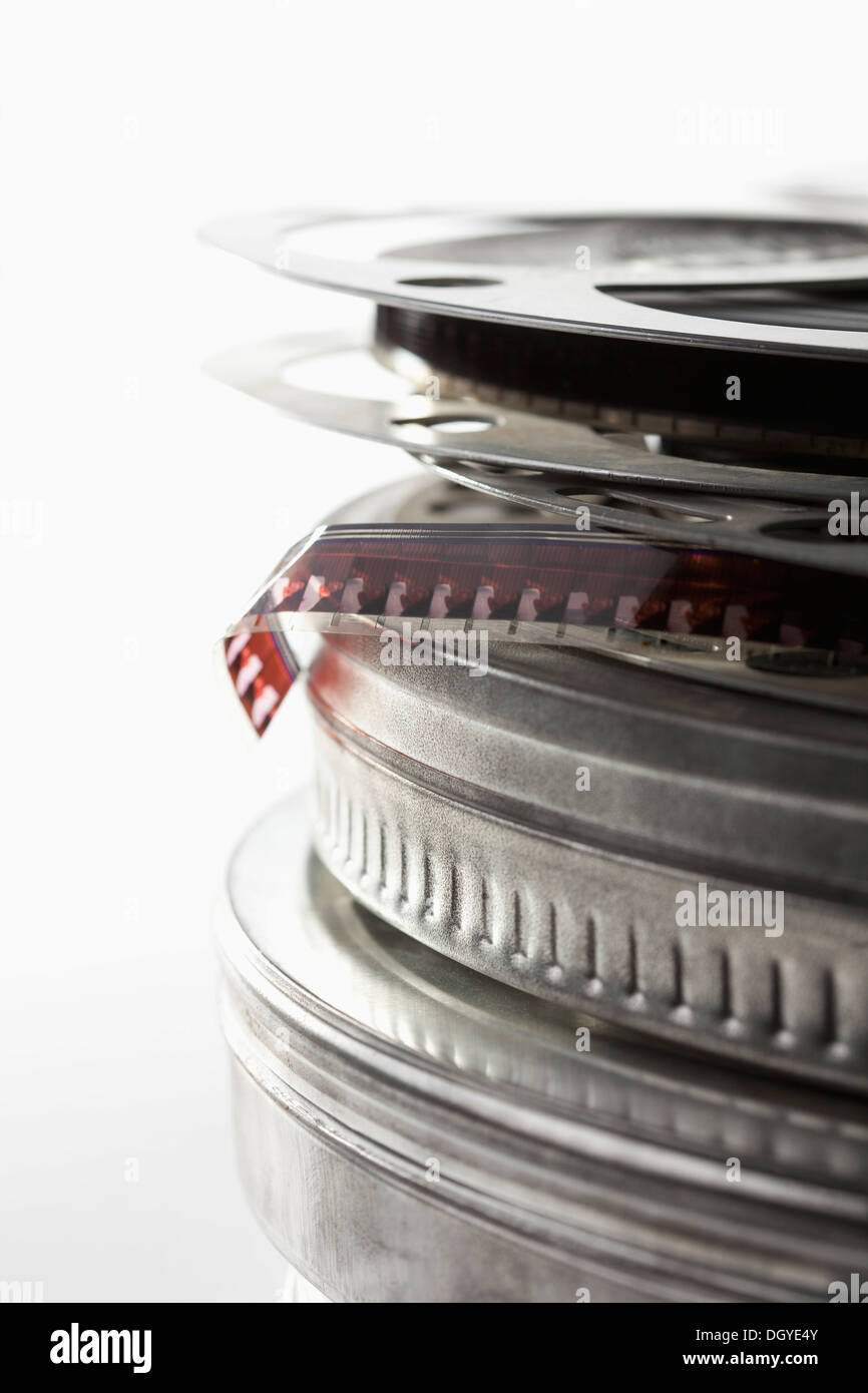 Pila di bobine di pellicola in contenitori Foto Stock