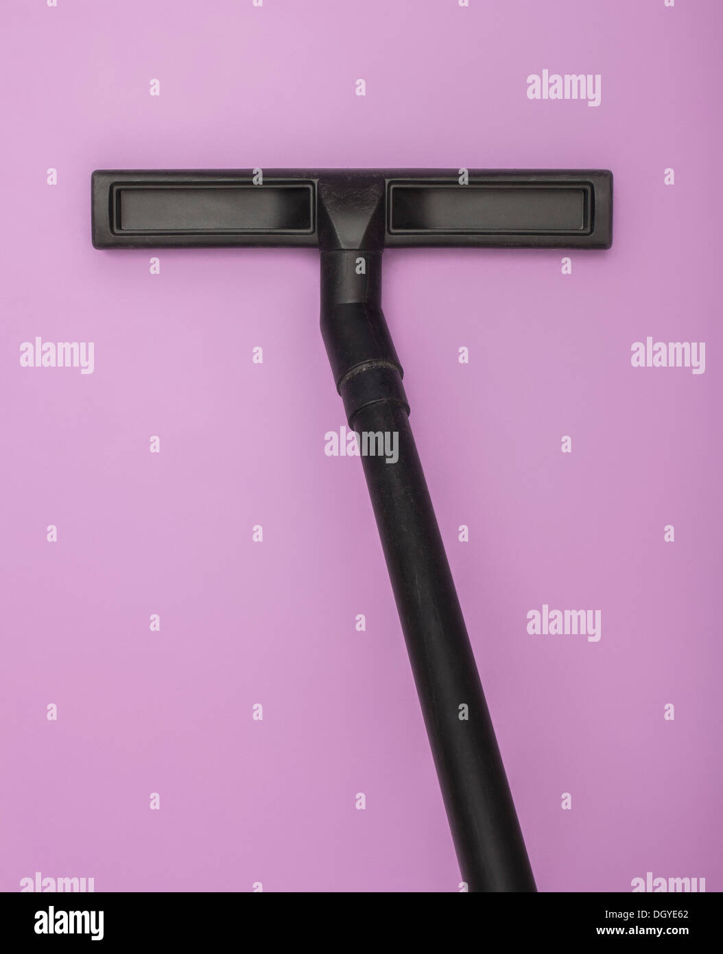 Angolari di aspirapolvere il tubo flessibile contro un sfondo lilla Foto Stock