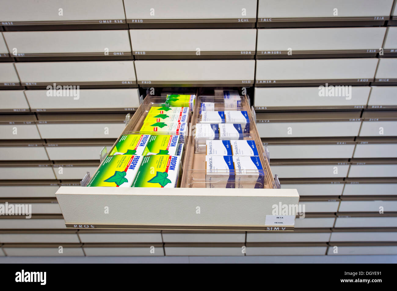 Speziale cabinet, un cassetto aperto contenente il farmaco, farmacia, Stoccarda, Baden-Wuerttemberg Foto Stock