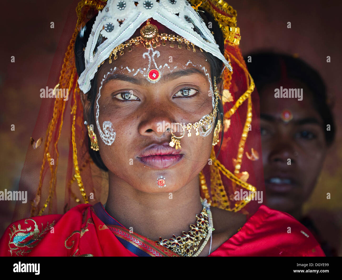 Tradizionalmente condita sposa indossa gioielli, vicino Bankura, West Bengala orientale, India, India, Asia Foto Stock