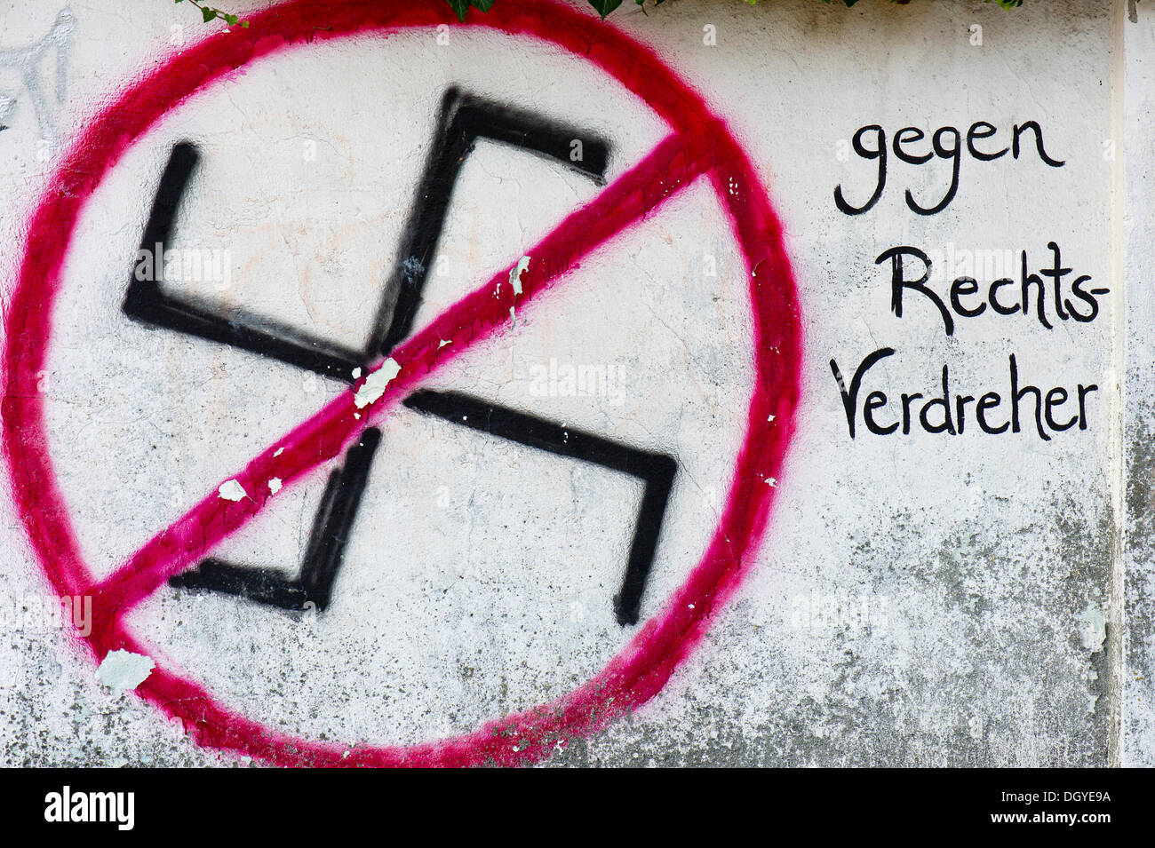 Svastica barrata su una parete, lettering "gegen Rechts-Verdreher', Tedesco per 'contro di destra radicali', Tuebingen Foto Stock