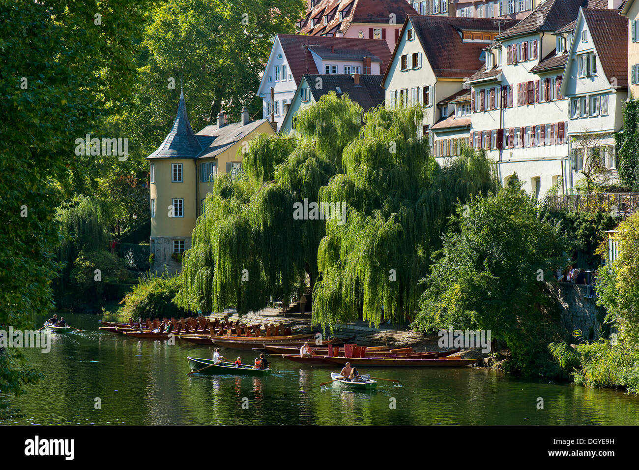 Un pedalò, barca a remi e un attracco per sterline sul fiume Neckar, torre Hoelderlinturm sul retro, Neckarfront Foto Stock