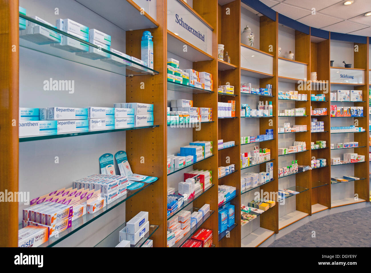 Ripiani con farmaci, negozio, farmacia, Stoccarda, Baden-Wuerttemberg Foto Stock