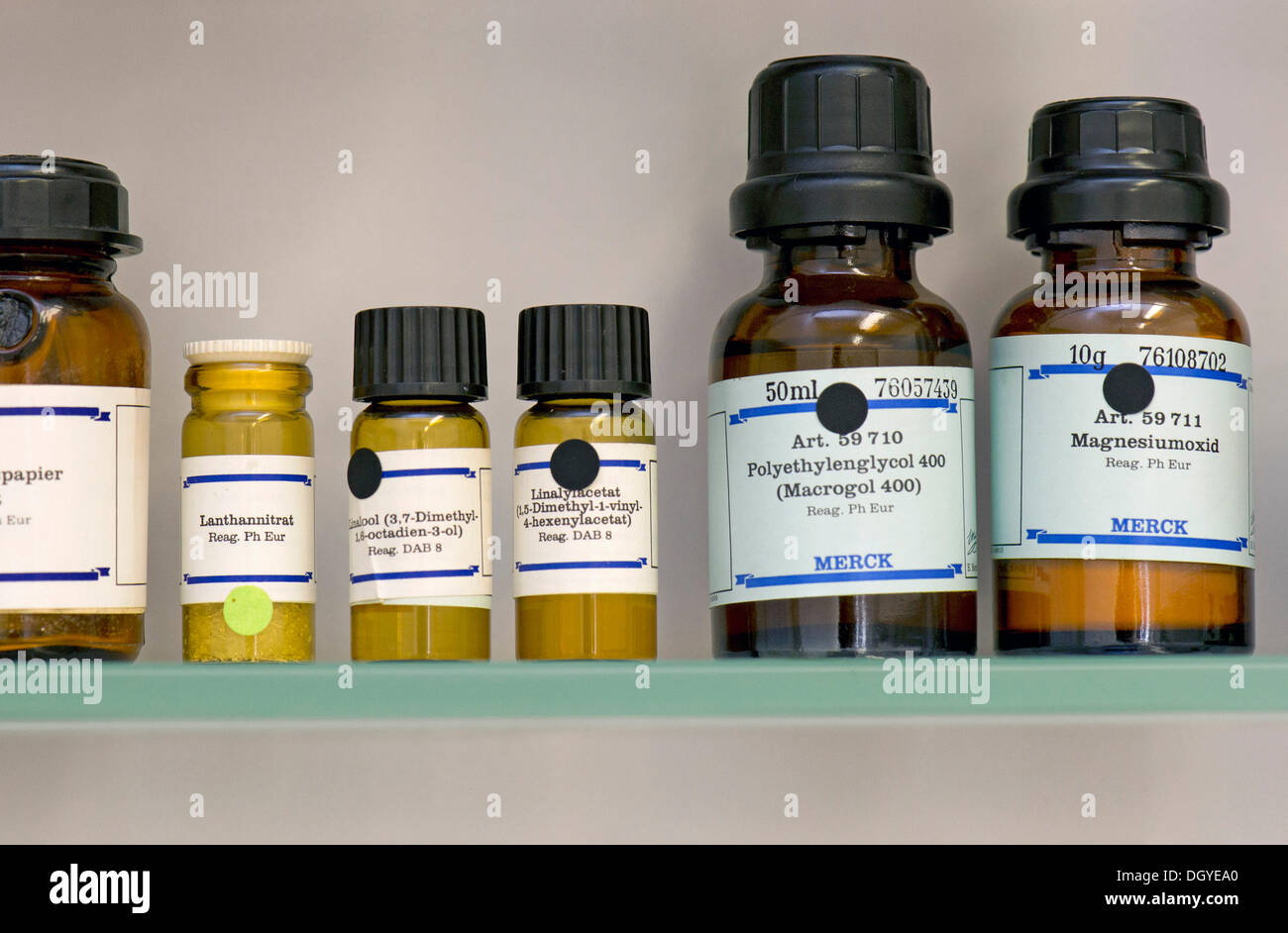Piccole bottiglie in vetro, kit di reagenti per il test di ingresso di sostanze, laboratorio, farmacia, Stoccarda, Baden-Wuerttemberg Foto Stock