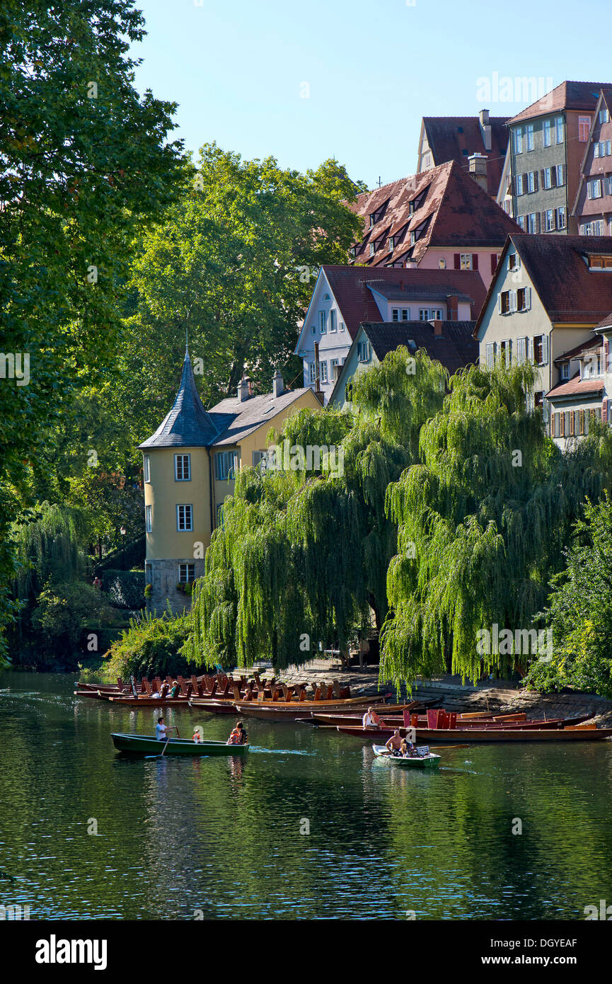 Un pedalò, barca a remi e un attracco per sterline sul fiume Neckar, torre Hoelderlinturm sul retro, Neckarfront Foto Stock