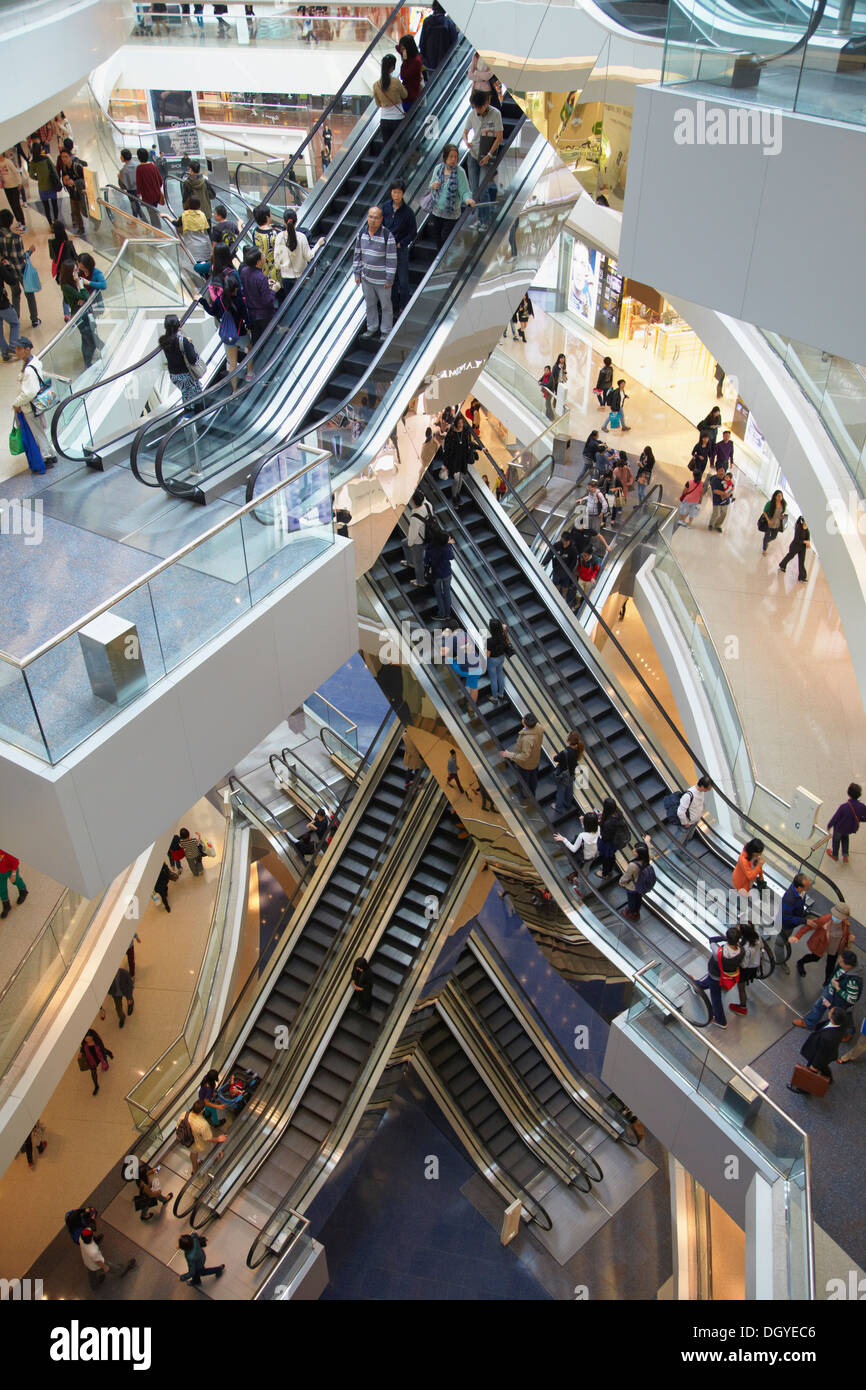 Persone su scale mobili in Festival a piedi shopping mall, Kowloon Tong, Kowloon, Hong Kong, Cina Foto Stock