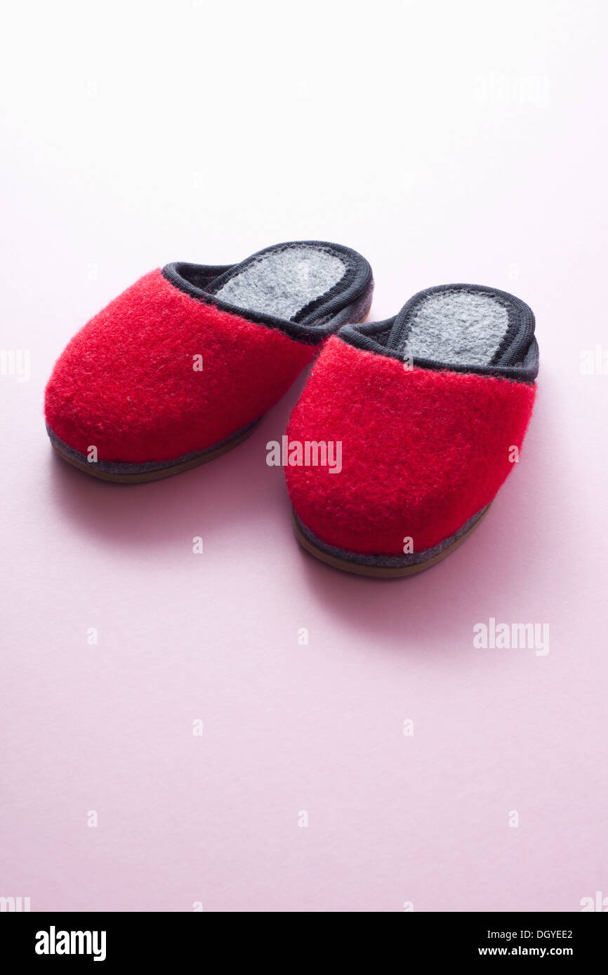 Una coppia di soft red pantofole Foto Stock