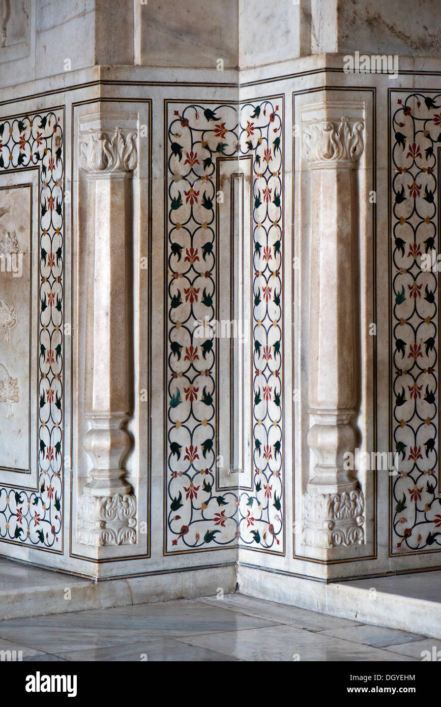 Motivo floreale, intarsiato con pietre semipreziose in marmo, Taj Mahal, dichiarato patrimonio culturale mondiale dall'UNESCO, Agra, Uttar Pradesh Foto Stock