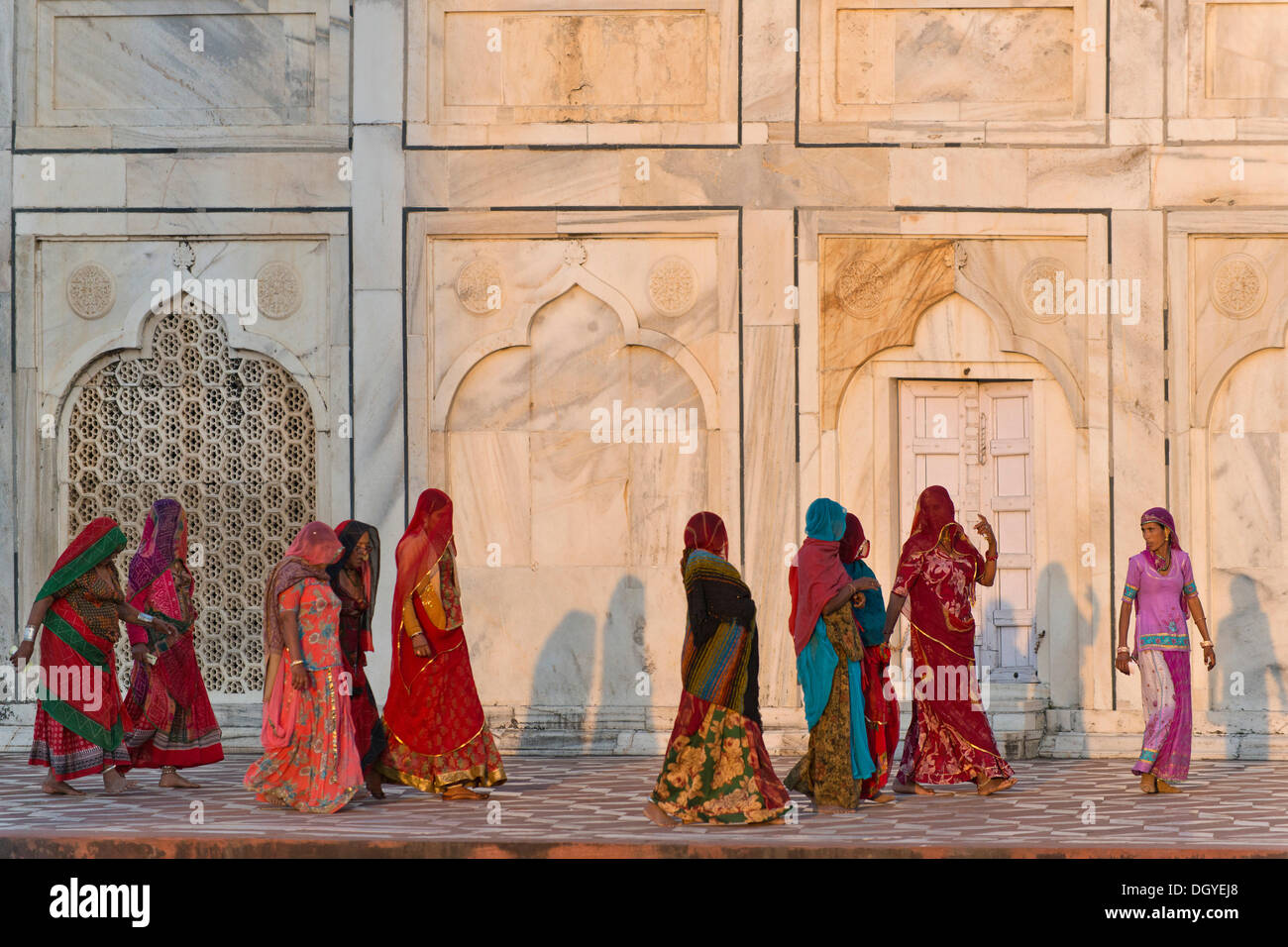 Un gruppo di donne che indossano sari colorati, Taj Mahal, Mausoleo, Sito Patrimonio Mondiale dell'UNESCO, Agra, Uttar Pradesh, India Foto Stock